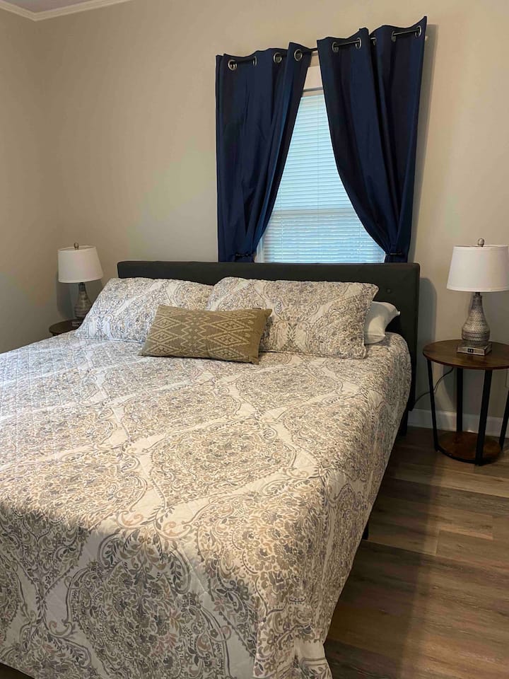 Letto king size nella camera da letto principale 