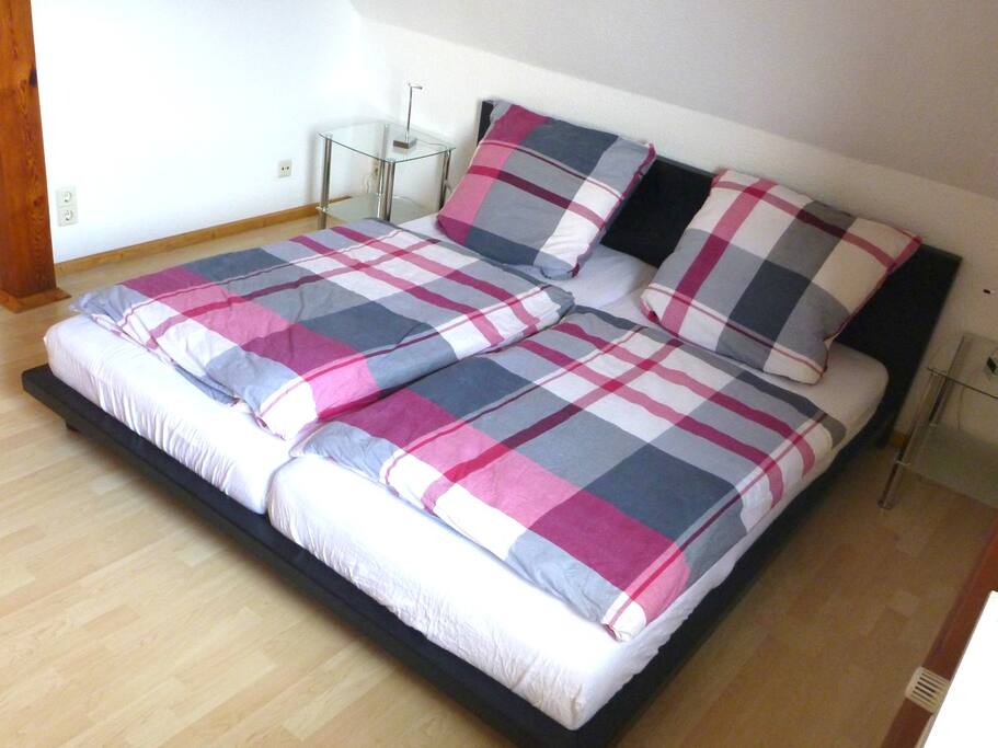 Schlafzimmer 1 mit Doppelbett und großem, geräumigem Holz-Schrank