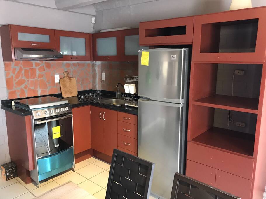 Bonita cocina abierta excelente para compartir con los comensales. Aplicaciones nuevas !