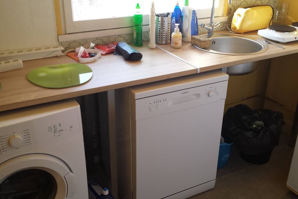 la cuisine équipé de machine a laver le linge et la vaissellle