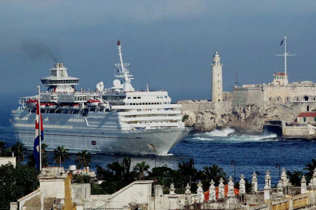 Castillo del Morro y entrada de los cruceros a la Bahía de la Habana