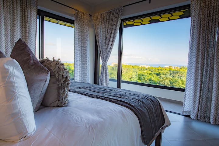 HONEY-B SUITES:  In the 5th with ocean views6