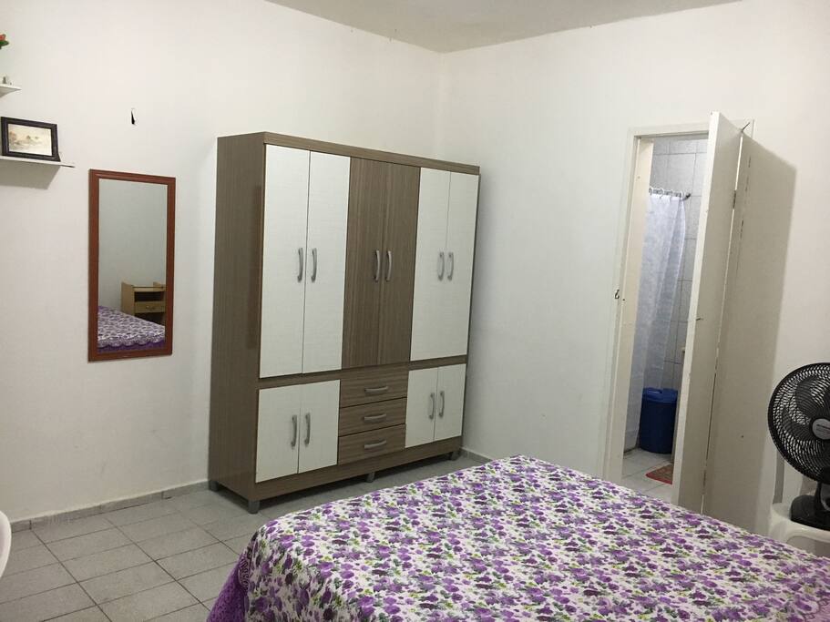 Interior do quarto e a porta do banheiro interno