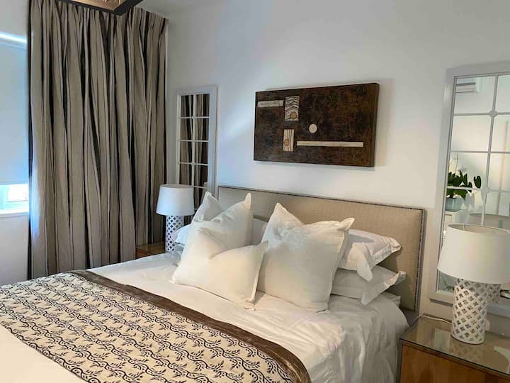 ห้องนอนใหญ่ห้องนอน

หรูตกแต่งใหม่พร้อมเตียงขนาดควีนไซส์หรูหราและผ้าปูที่นอนคุณภาพดี

ทีวีเครื่องปรับอากาศตู้นิรภัยและพื้นที่ตู้มากมายสำหรับสองคน 