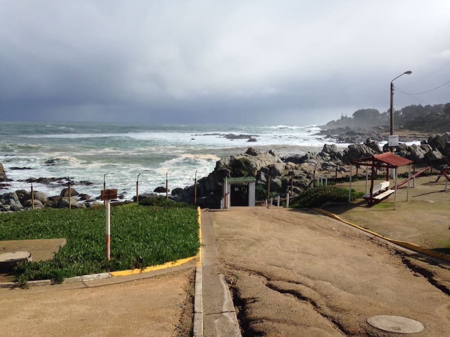 Puerta de salida a playa, caminando se puede llegar a Isla Negra.