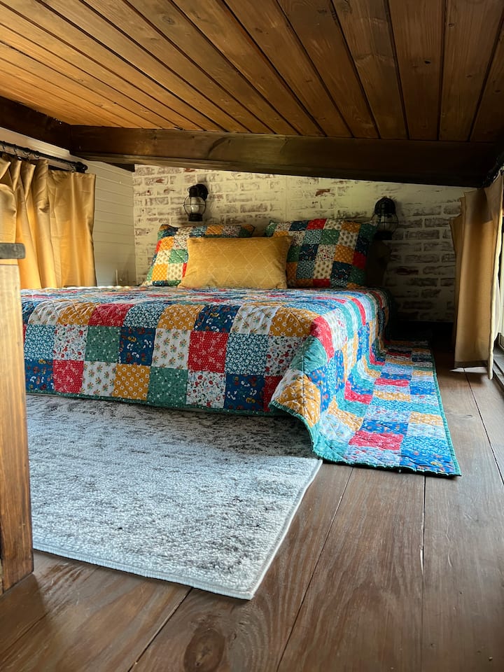 Ლოფტის ტიპის საძინებელი 152 × 203 სმ ზომის საწოლით 