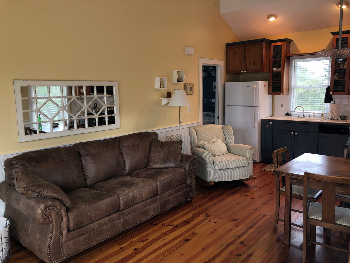 这间舒适的书房配备一张四人桌、一张摇椅和一张标准双人拉出式沙发。 有一台大屏幕电视，您可以在那里观看电影，用毯子拥抱！