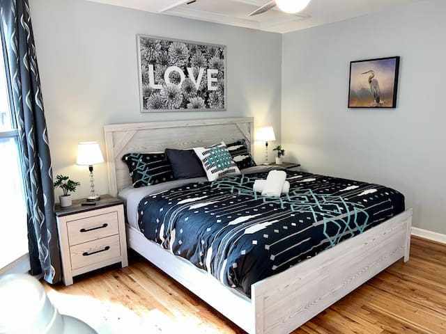 Location! 5 beds house with Parking and Patio!