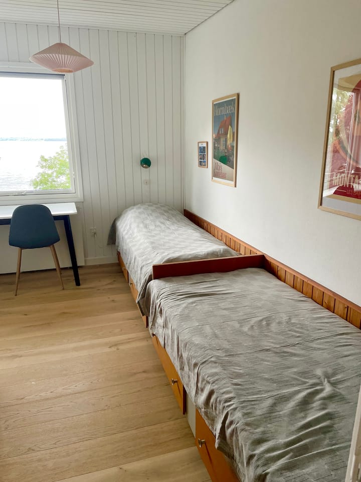 غرفة النوم 4 بسريرين فرديين (2 × 90 سم).