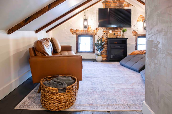 Podkrovná spálňa/salónik. 1 samostatná posteľ a 2 stoličky na spanie 