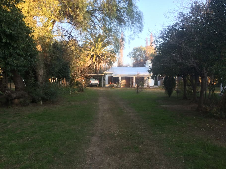 Casa de frente desde la entrada.