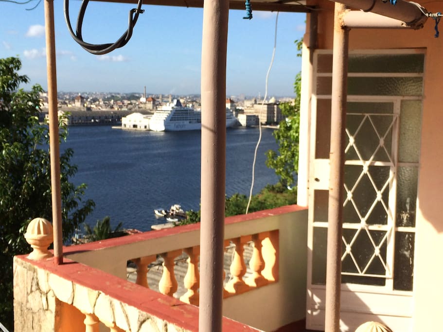 Blick von der Terrasse auf Hafen und Altstadt
