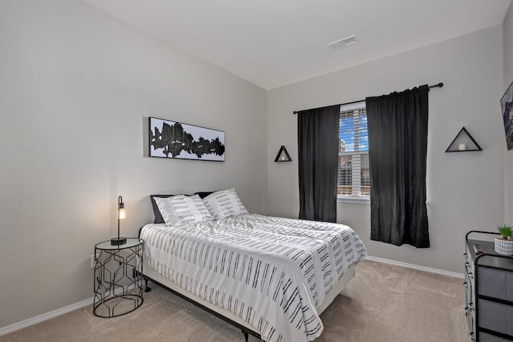 חדר השינה השני גדול ומצויד בווילונות שחורים, ומזרן ספוג בגודל קווין סייז.