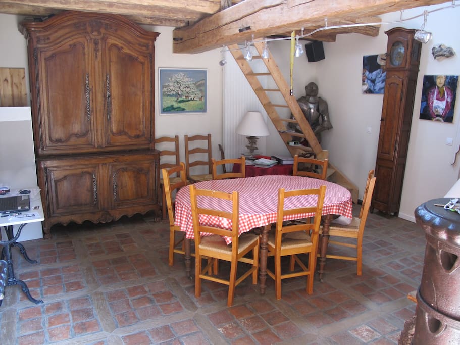 La salle à manger pour petit déjeuner et table d'hôtes