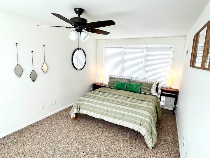 מיטת קינג סייז בקליפורניה בחדר השינה הראשי, הסמוך להקרנה במרפסת, כמו גם לחדר השינה השלישי. 