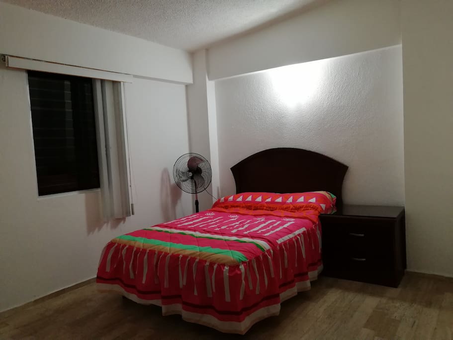 Amplia recámara que permite uso de cama extra