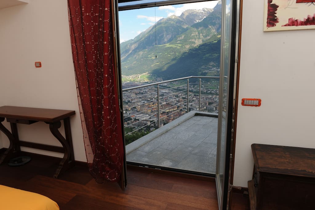 Visuale su Aosta dalla camera