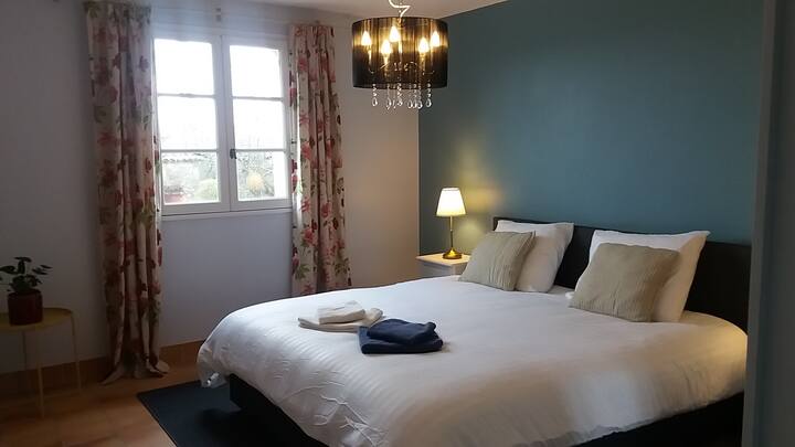 غرفة نوم بسرير بحجم كبير ومريحة جدًا للإقامات المريحة.