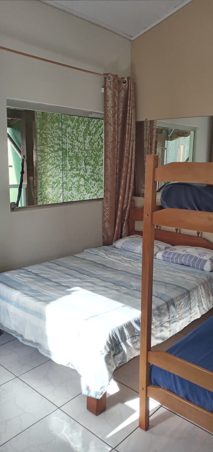 Kleineres Zimmer mit Doppelbett und Pagen 