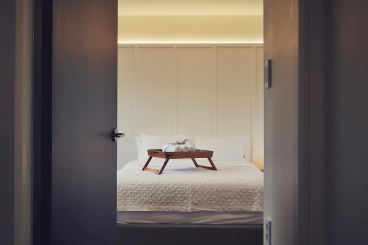 Hii ni chumba cha kwanza.
Kuna dirisha kubwa, kwa hivyo mtazamo wa kijani ni mzuri.