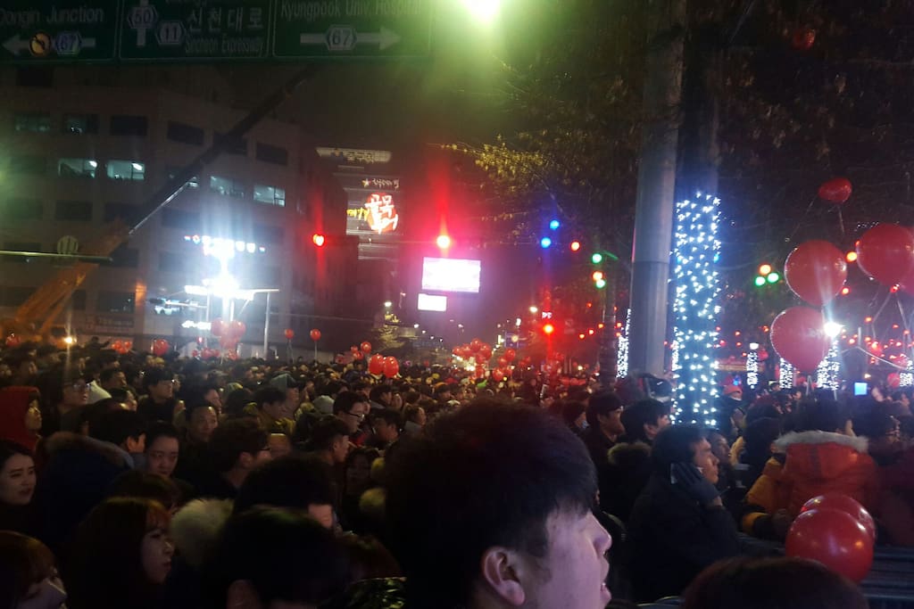 대구 중심 동성로 중앙로 모두 집앞 지하철로 바로 10분이내
famous road
and near down town
a lot of things to travel
김광석 거리 바로 근처
경대병원역 근처
2호선 지하철이용
Near Kyungpook national university hospital station
Subway line is second line(green line)