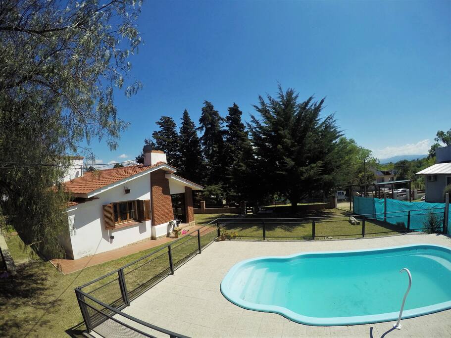 Piscina y casa