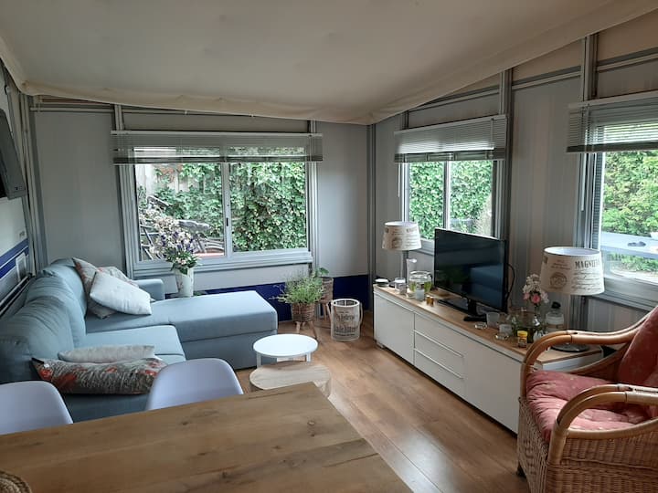 Ruime Caravan Met Vaste Voortent En Beschutte Tuin - Texel