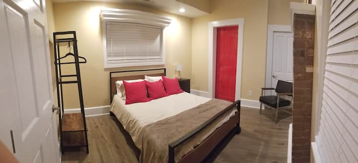 Двойно легло със самостоятелна баня. 32 - инчов смарттелевизор с року, монтиран на камина в основата на леглото.