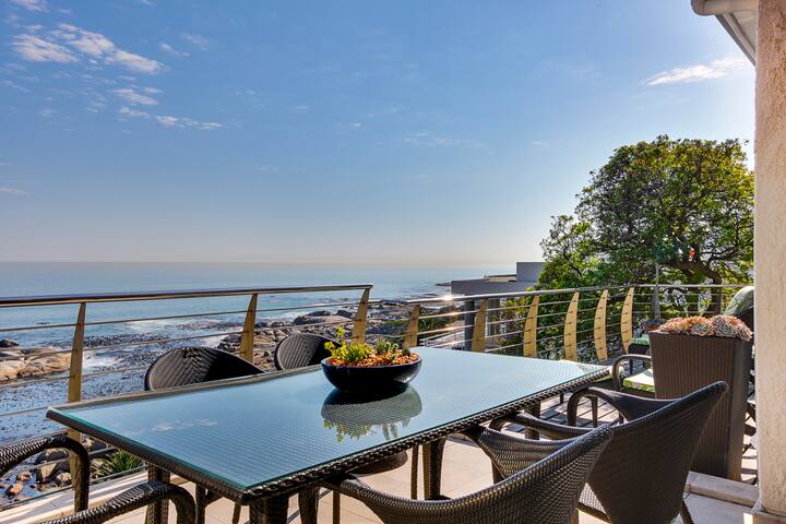 Relax & admire the views over the breaking waves gallery image 3