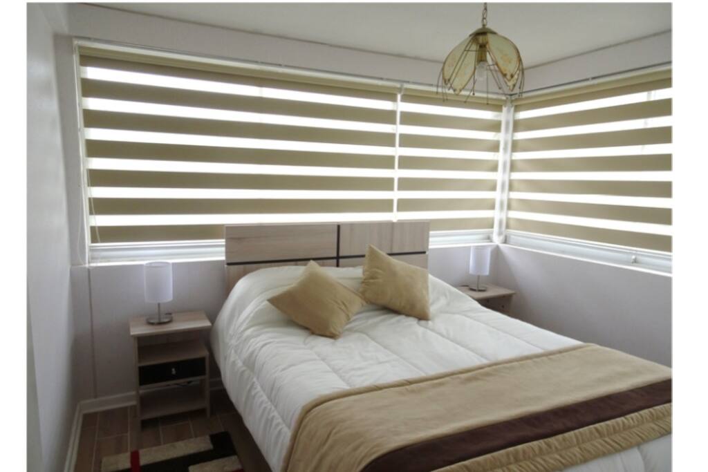 Dormitorio principal con cama de 2 plazas. Tiene vista al mar.