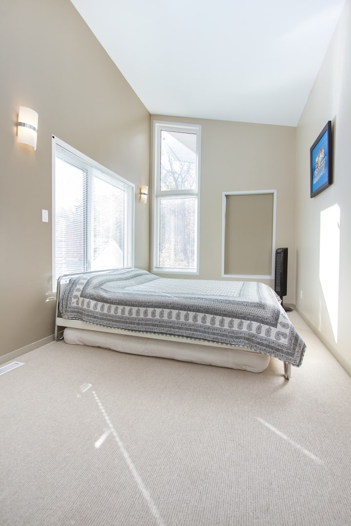 2楼的标准双人床卧室，客房内添加了拉出式双人日式床垫