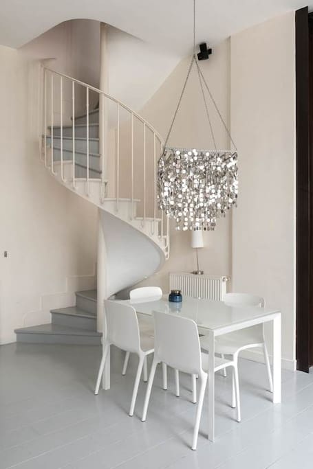 Extendable table for up to 8 people and "escalier colimaçon" staircase to the upper floor rooms!