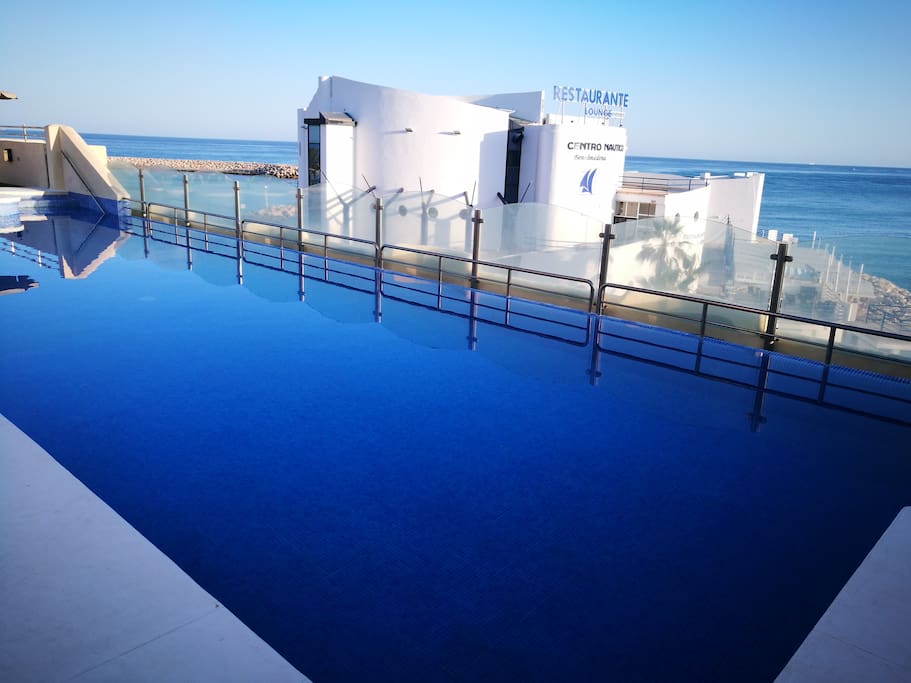Vistas desde la piscina al Club Nautico de Benalmadena
