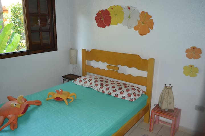 Ორადგილიანი საძინებელი ორი ლამპით, ორი გვერდითი მაგიდით, საკიდებითა და სარკით. Ასევე არის სამი თარო, მაგალითად, ოთახში ორსართულიანი საწოლებით.