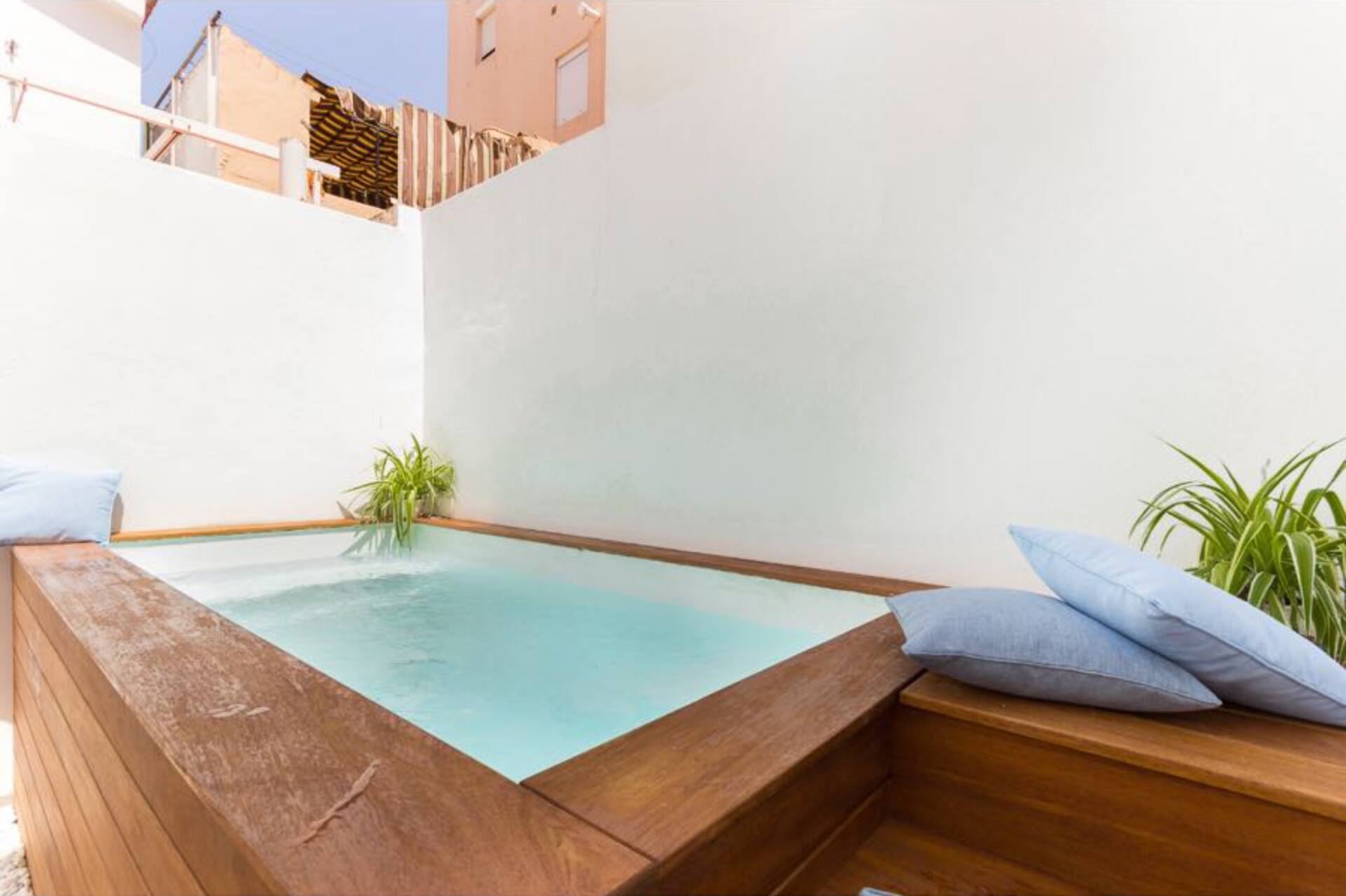 Apartment with private pool, 50 meters from the beach