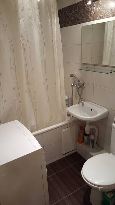Baderom med vaskemaskin og dusj