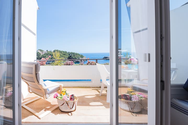 Seafront Penthouse in front of sea