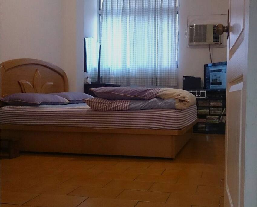 具通風陽光與寧靜的寬敞房間。