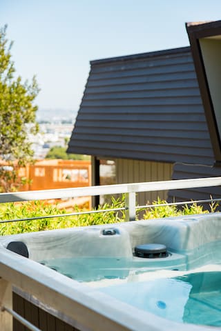 Savor Panoramic Harbor and Skyline Views near Shelter Island gallery image 3