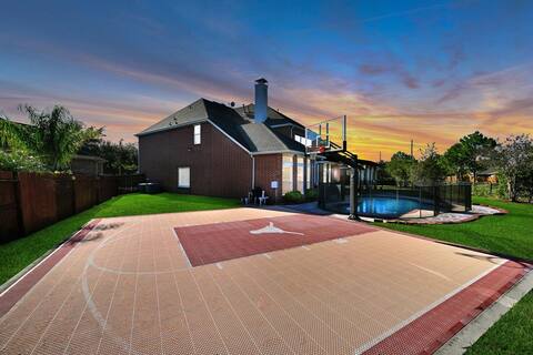 Rodeo Houston Mansion w/ pool!