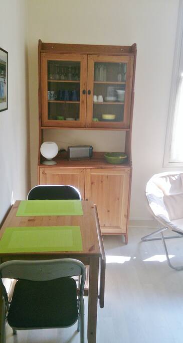 petite table dépliable pour plus de confort, poste radio