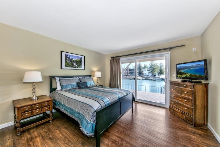 La chambre 3 est située au rez-de-chaussée et dispose d'un lit Queen Size, d'une télévision de 30'' avec lecteur DVD, d'une grande terrasse et d'une vue sur l'eau.