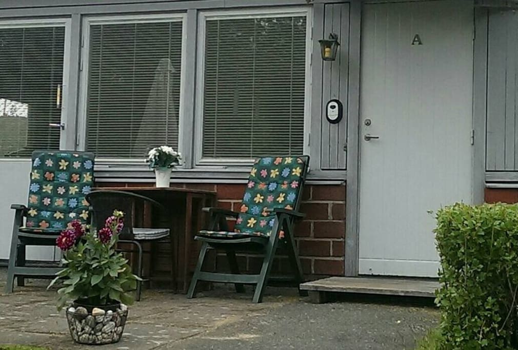 Hyggelig lille have med terrasse.