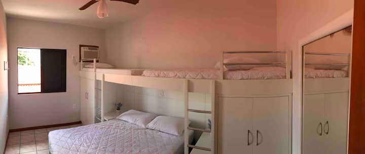 Chambre 2 - lit double et deux lits superposés. Elle dispose de la climatisation et d'un ventilateur de plafond