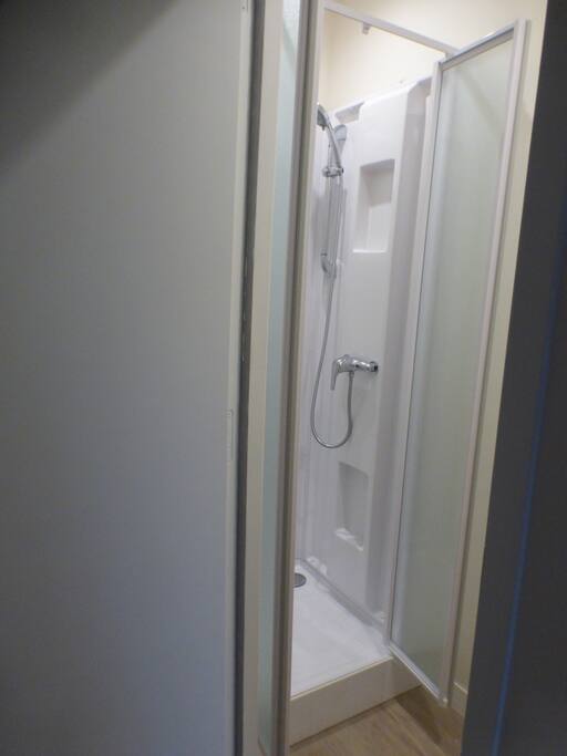 Douche entre les deux chambres