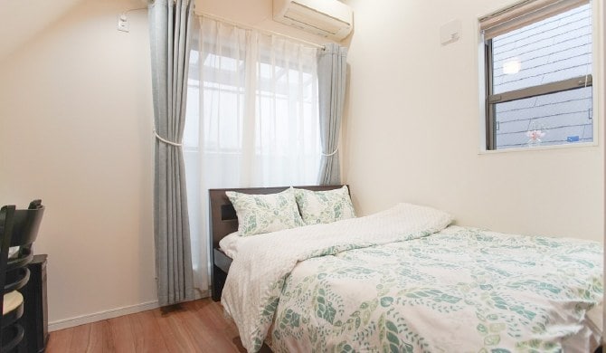 (J) spavaća soba s bračnim krevetom na 3. katu
(E) soba s bračnim krevetom na 3. katu
(C)
(K) soba s bračnim krevetom na 3. katu