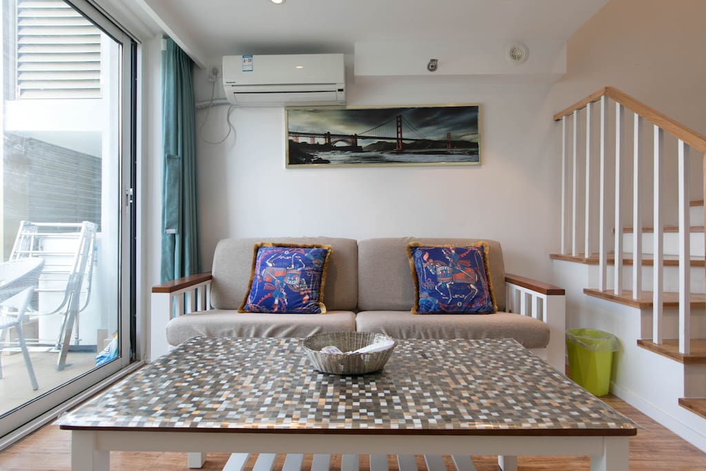 Chic living room with modern decor. 现代装饰风格的时尚客厅。