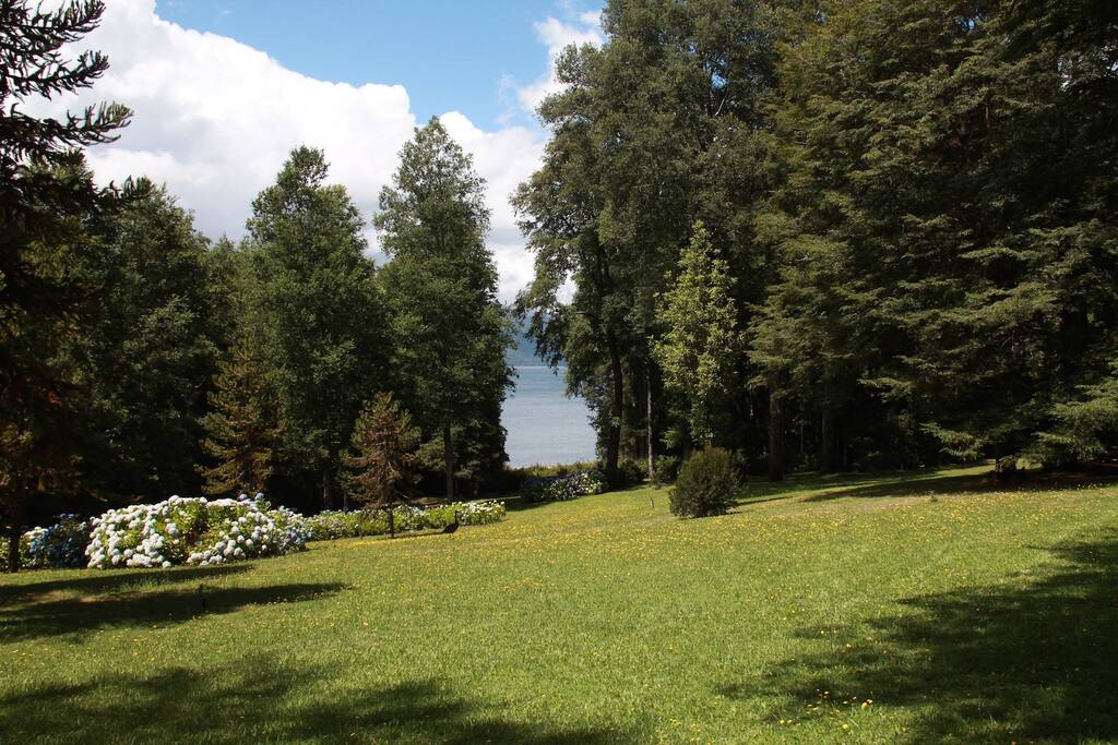 Vista al lago y jardín desde terraza