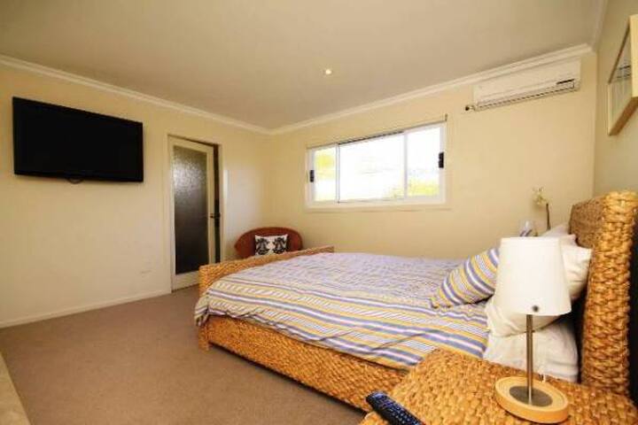 1st Wave Boomerang Beach gallery image 5