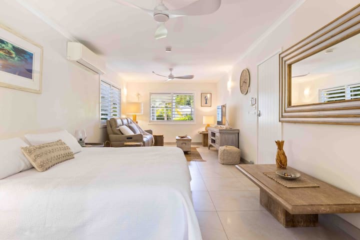 "Port Douglas Poolside Studio, är en privat luftkonditionerad och vackert inredd med promenad i garderob och spa-inspirerade våtrum ensuite.